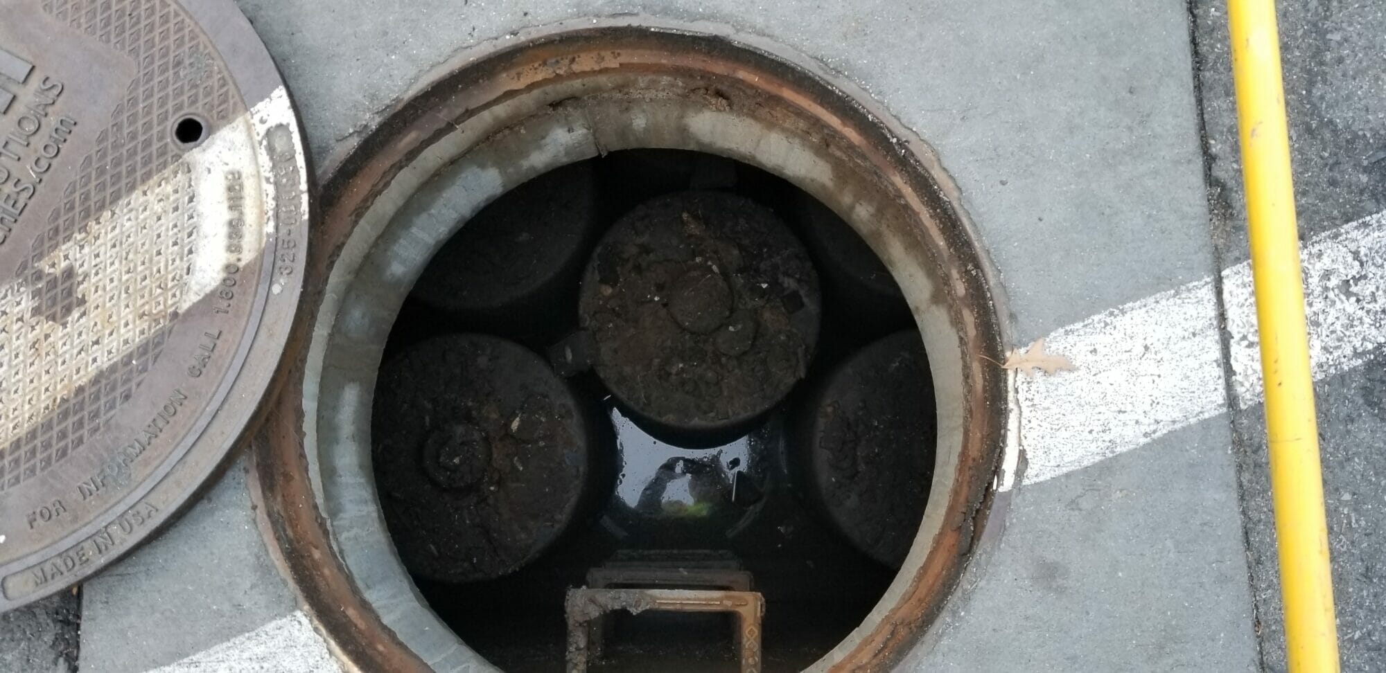 Stormwater manhole with stormwater filters